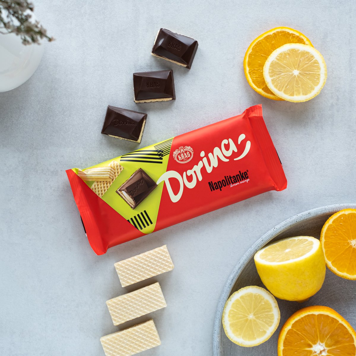 Kad smo već kod citrusnih nota, predstavljamo vam Dorina Napolitanke lemon orange: spoj tamne čokolade, svijetlih vafel listova i nezaobilaznih citrusa. S kim ćeš je prelomiti? 🤎🍋