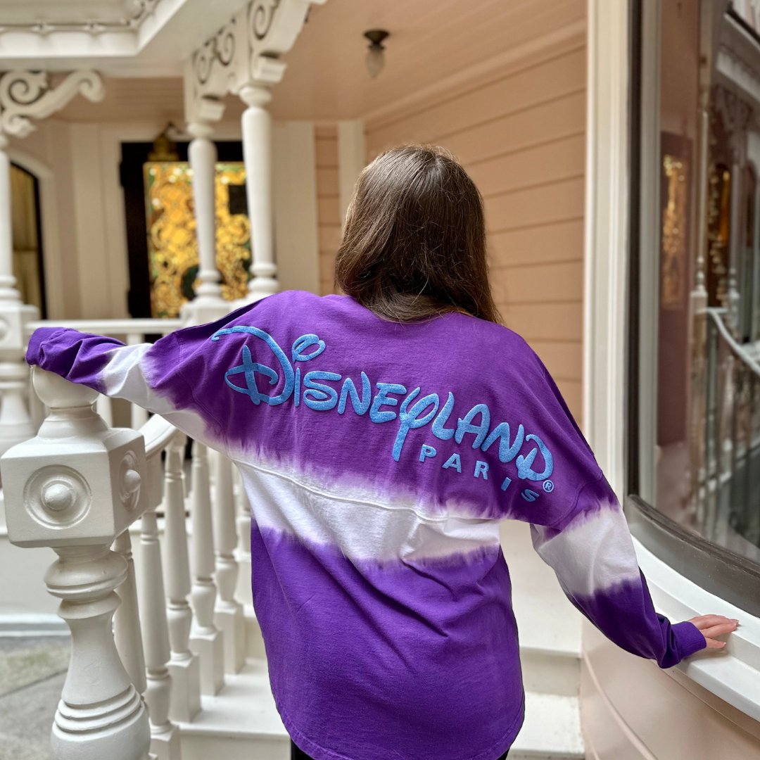 Le Grand Final du 30e Anniversaire se décline aussi dans nos boutiques avec cette gamme exclusive inspirée du spectacle "Rêvons... et le monde s'illumine !  💜💙