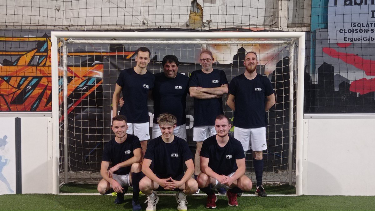guyader_froid's tweet photo. ⚽ Cette semaine, Froid Guyader participait au tournoi futsall «Five» organisé par  l'@USConcarneau pour ses partenaires.

Un bel état d’esprit pour cette superbe équipe qui s’est donnée à fond. 

Bravo les garçons ! 👏

#équipe #cohésion #kemp5 #interentreprises https://t.co/UtJPbepqlz