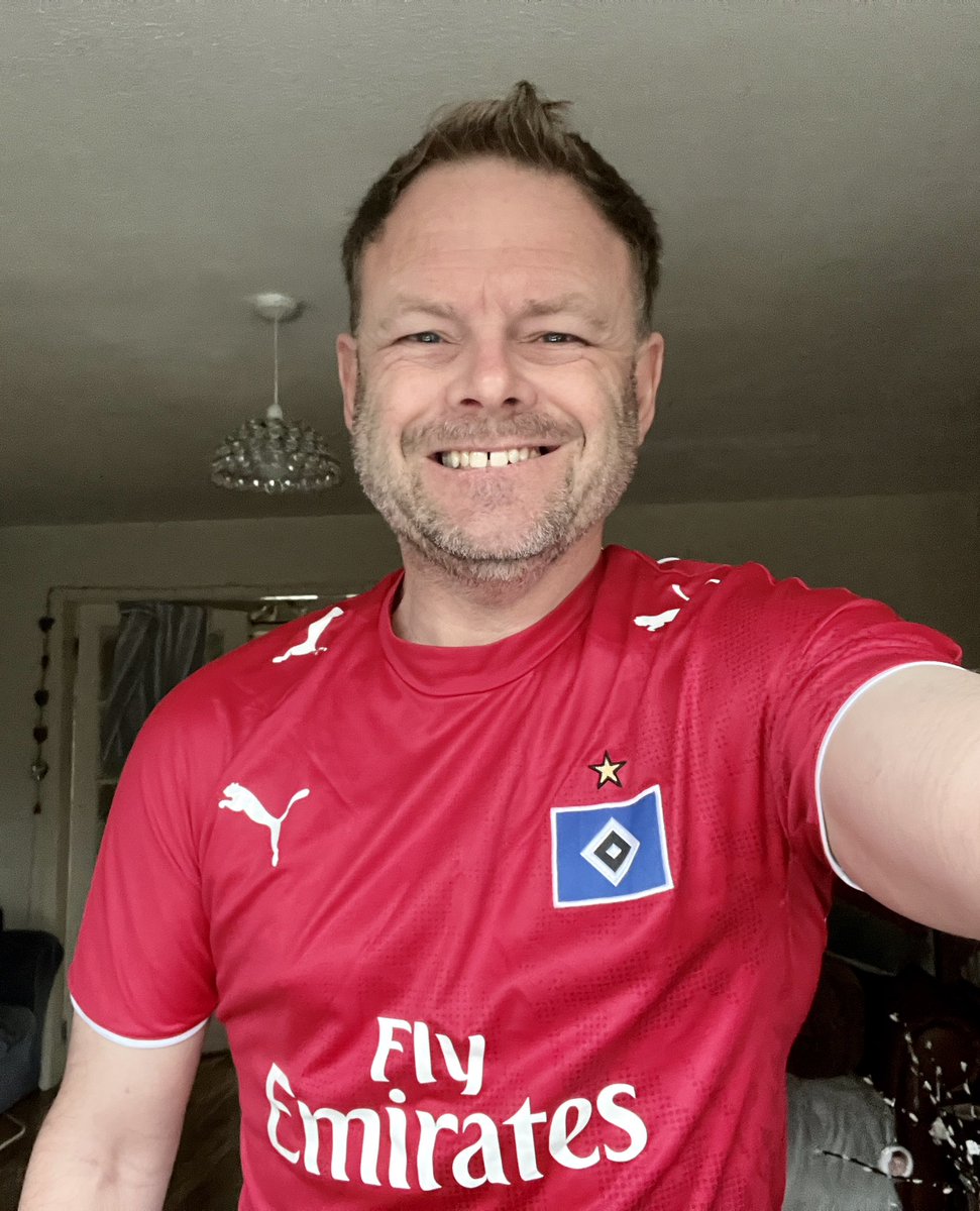 As it’s #FootballShirtFriday I’ve chosen this beautiful @HSV number in preparation for the Hamburger Stadtderby tonight. If you can, please donate to @fsfcUK fundraising page below. 

fundraise.cancerresearchuk.org/page/kitcommun… #wearsharedonate #nurderHSV @HSV_English @BenedictCMason @LanaWolfUK