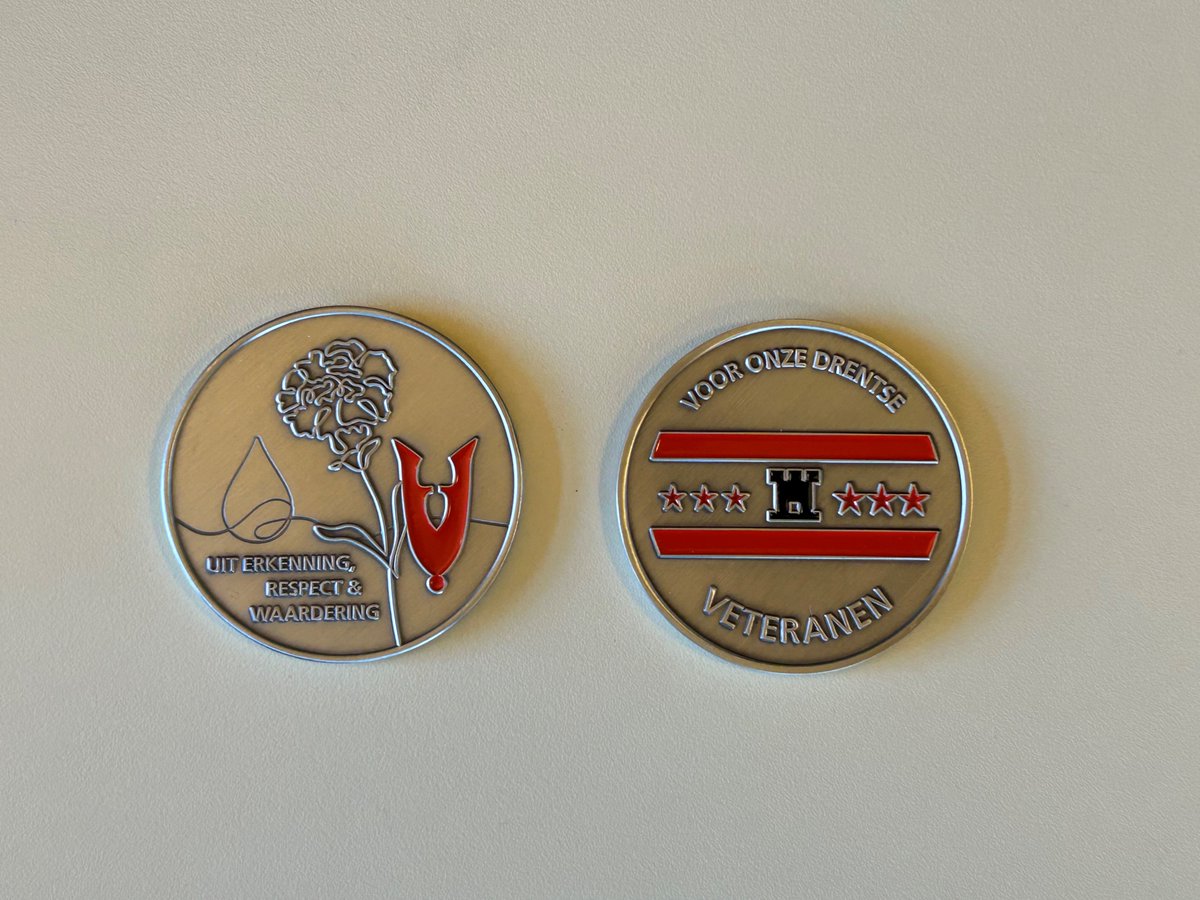 ProvDrenthe's tweet photo. Dit is de Drentse veteranenpenning. Deze is onlangs, tijdens de 12e Drentse Veteranendag, gepresenteerd door de commissaris van de Koning, Jetta Klijnsma. Deze penning, een heel ‘eigen’ Drents ontwerp, is de tastbare blijk van waardering van de provincie voor... 1/2 https://t.co/MKooWuTIiX