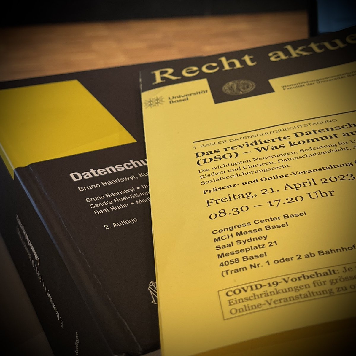 Apollo_Dauag's tweet photo. Das #nDSG darf nicht unbesehen im Lichte der #DSGVO ausgelegt werden. @braun_binder erklärt, dass 21 DSG die autom. Einzelentscheidung an Vorauss. knüpft - diese nach 22 DSGVO hingegen grdsl. unzulässig sei. Dies und mehr an der 1. Datenschutzrechtstagung der @ius_unibasel https://t.co/D6REqJjuFP