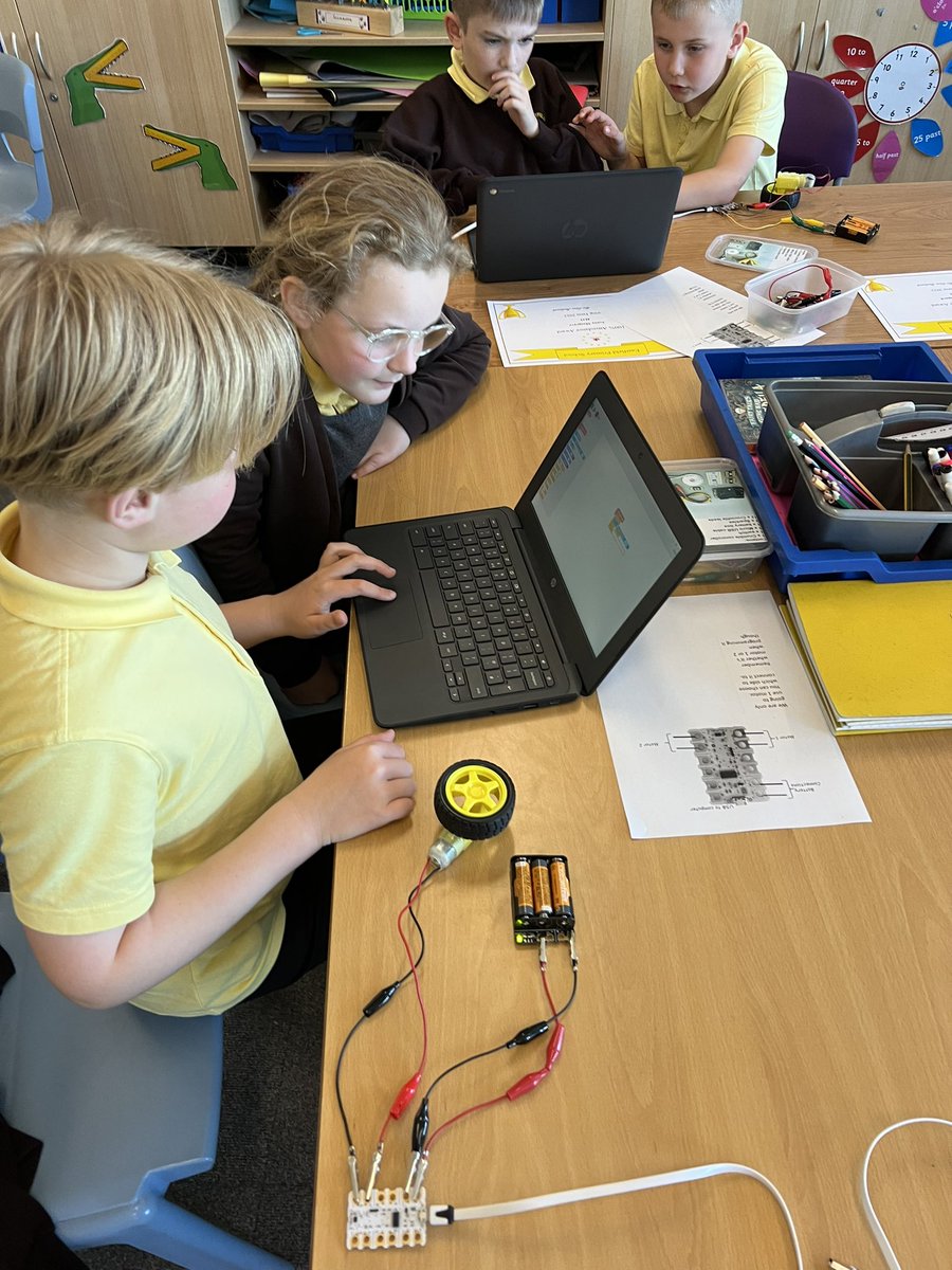 EastfieldPSHull's tweet photo. 4EO had a brilliant time in computing, using the crumble kits to create an algorithm to instruct a motor! #eps4EO
#epscomputing π»π https://t.co/ajswvYqaMJ