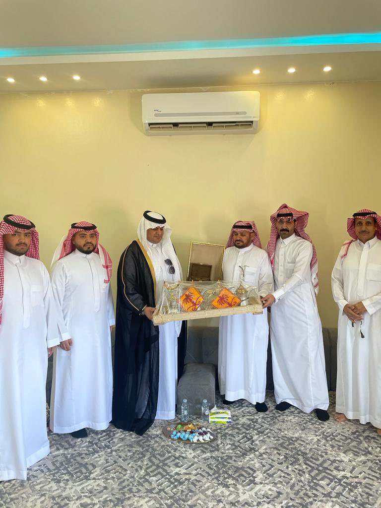Binhindi11's tweet photo. تشرفت في يوم يوم عيد الفطر بزيارة خوالي أحفاد الشيخ مخيمر بن مطلق وعلى رأسهم الشيخ بندر بن محمد بن مخيمر بن مطلق وصار العيد عيدين بتكرم أبو بدر بمعايدتي في استراحتي وتقديمه لي هدايا قيمة ولا هي غريبة على أبو بدر حفظه الله له مني جزيل الشكر . https://t.co/VyjaQwxnwD