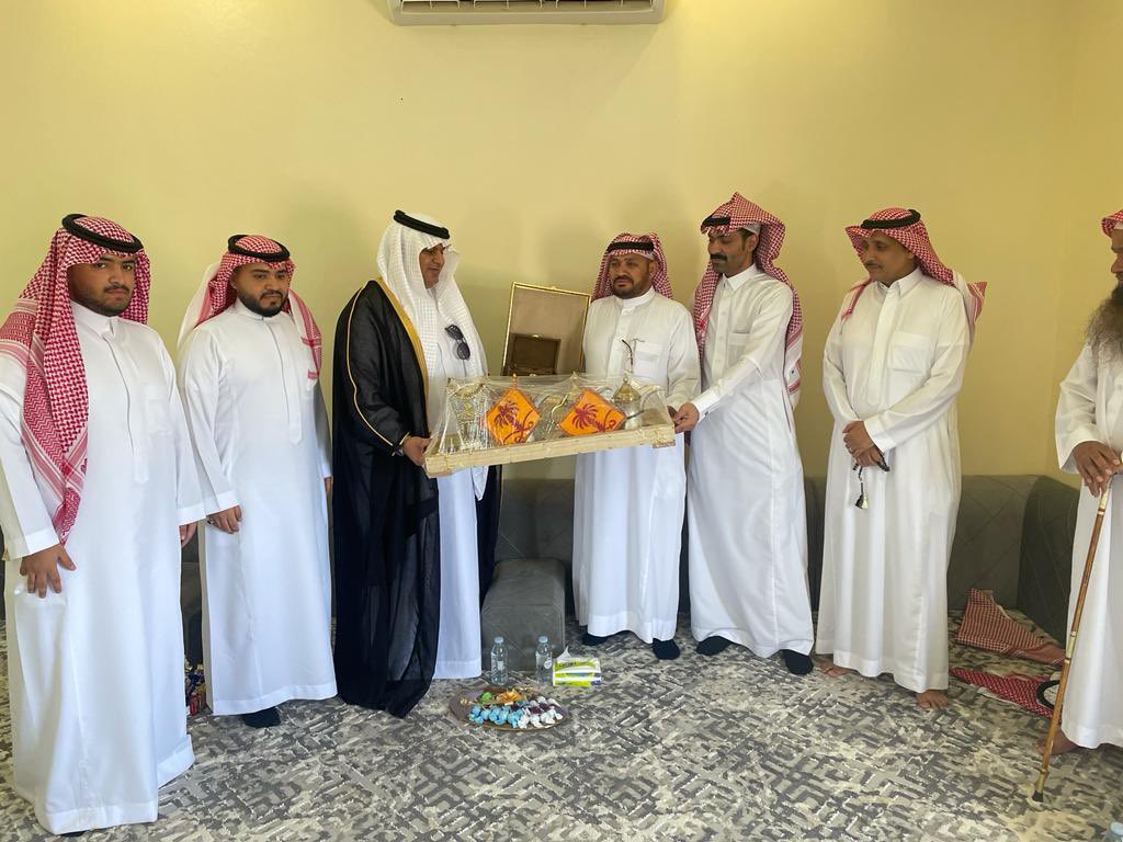 Binhindi11's tweet photo. تشرفت في يوم يوم عيد الفطر بزيارة خوالي أحفاد الشيخ مخيمر بن مطلق وعلى رأسهم الشيخ بندر بن محمد بن مخيمر بن مطلق وصار العيد عيدين بتكرم أبو بدر بمعايدتي في استراحتي وتقديمه لي هدايا قيمة ولا هي غريبة على أبو بدر حفظه الله له مني جزيل الشكر . https://t.co/VyjaQwxnwD