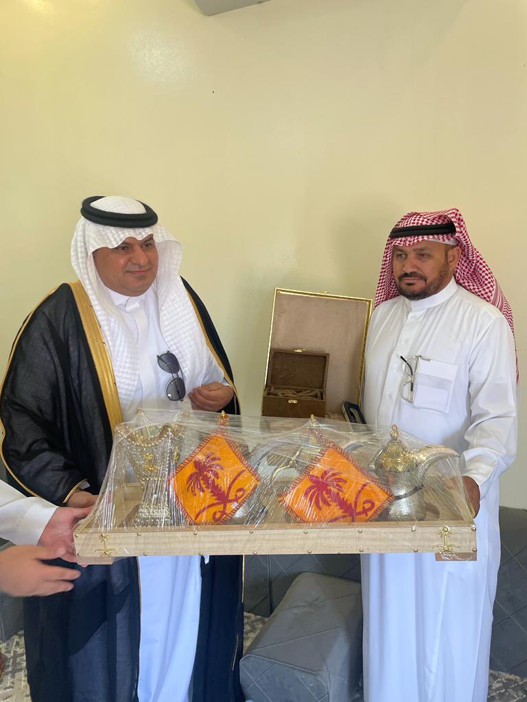 Binhindi11's tweet photo. تشرفت في يوم يوم عيد الفطر بزيارة خوالي أحفاد الشيخ مخيمر بن مطلق وعلى رأسهم الشيخ بندر بن محمد بن مخيمر بن مطلق وصار العيد عيدين بتكرم أبو بدر بمعايدتي في استراحتي وتقديمه لي هدايا قيمة ولا هي غريبة على أبو بدر حفظه الله له مني جزيل الشكر . https://t.co/VyjaQwxnwD
