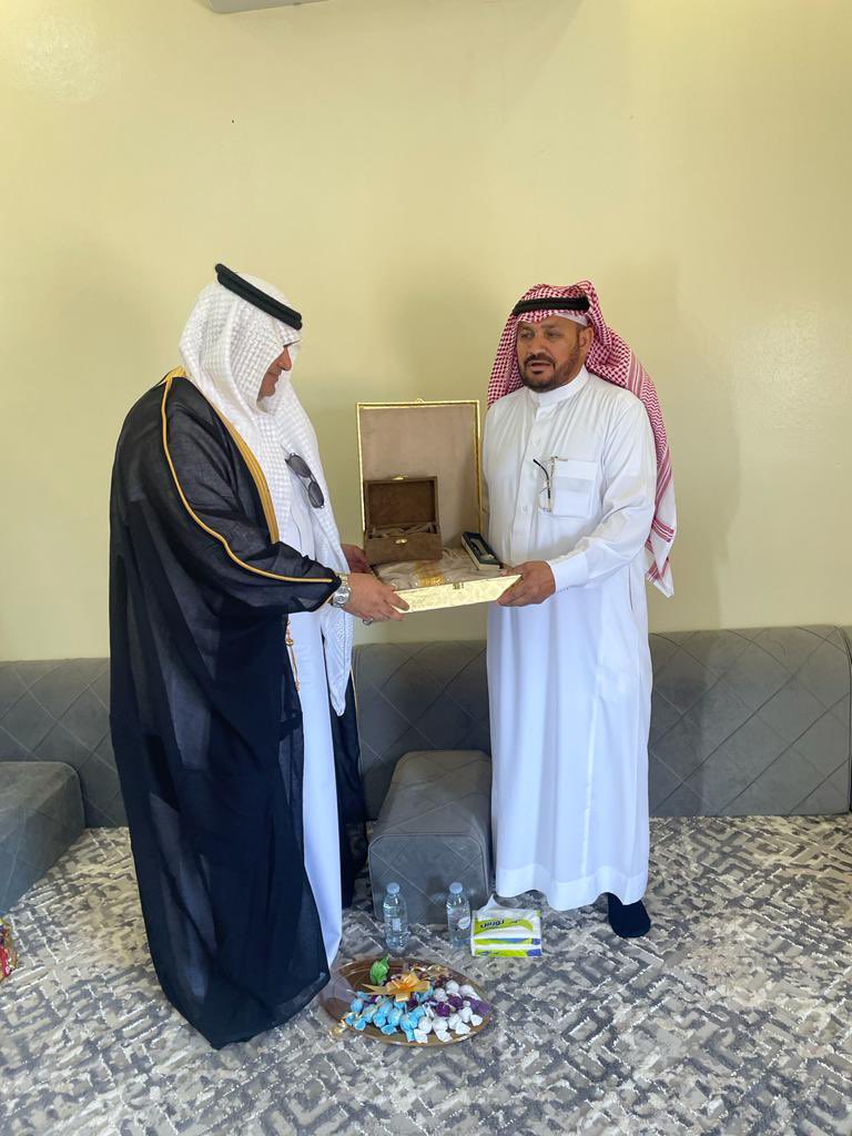 Binhindi11's tweet photo. تشرفت في يوم يوم عيد الفطر بزيارة خوالي أحفاد الشيخ مخيمر بن مطلق وعلى رأسهم الشيخ بندر بن محمد بن مخيمر بن مطلق وصار العيد عيدين بتكرم أبو بدر بمعايدتي في استراحتي وتقديمه لي هدايا قيمة ولا هي غريبة على أبو بدر حفظه الله له مني جزيل الشكر . https://t.co/VyjaQwxnwD