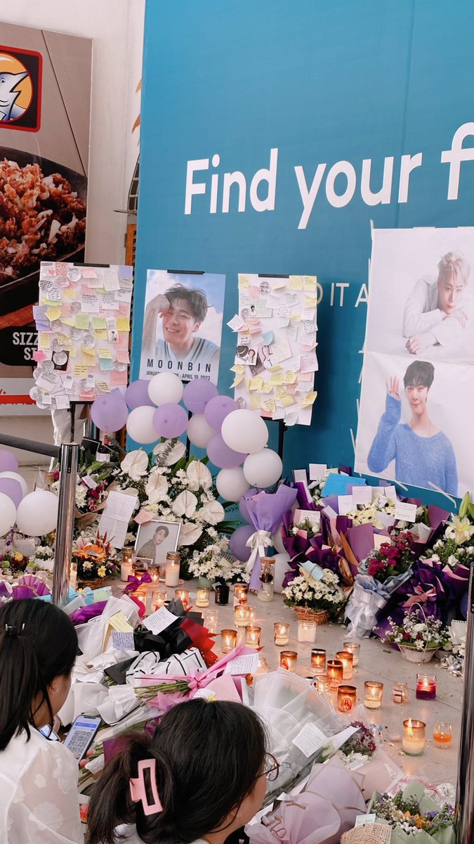 NikkaViim's tweet photo. we love you, Moonbin.... 🥹🫶🏻❤️😭 rest easy 🕊️
Our brightest star..

*memorial at new frontier earlier https://t.co/O27muAVdnA