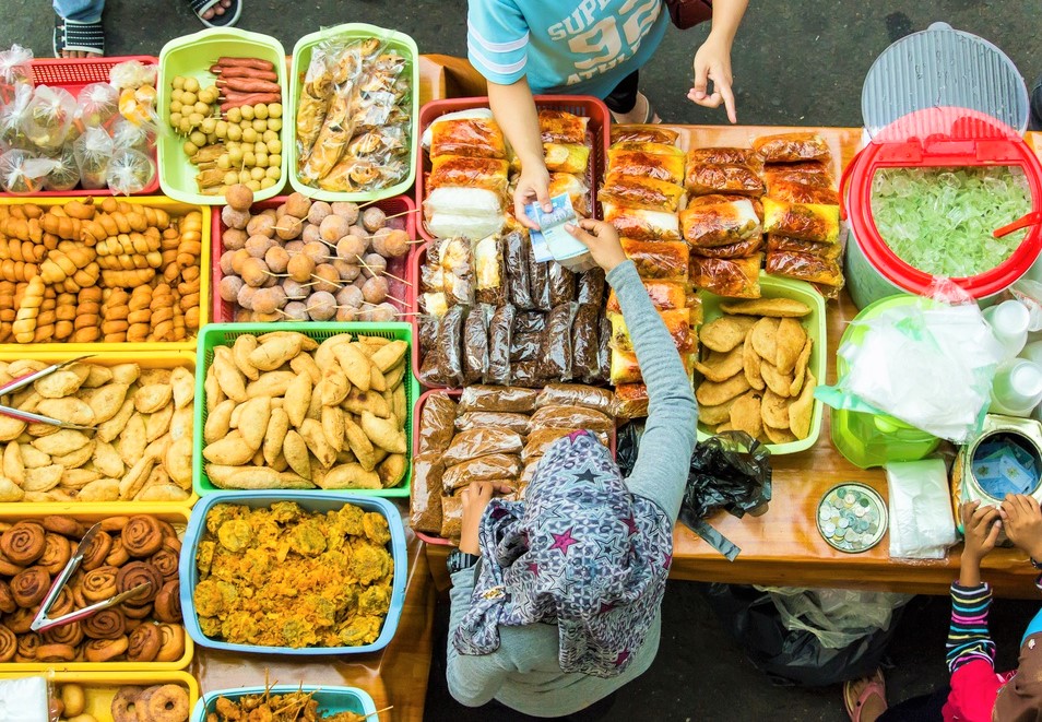 MC1102E's tweet photo. IS FOOD HYGIENE IMPORTANT IN RAMADHAN BAZAARS?

[ a news thread 📰 ]

Written By : Muhammad Nursyafiq Bin Mohd Helmi
Student ID : 2022665392

#COM201 #MC1102E2023 #RamadanMubarak https://t.co/pPB21SbJrJ