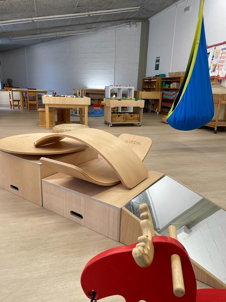 EducacioUAB's tweet photo. 🧩Aquesta setmana hem inaugurat el laboratori d’infantil, una estança simulada, estudiants d’Educació Infantil han fet classe vivencial, s’han intercanviat els rols de joc i experimentació, amb el de mestra, per observar i documentar per fer-se retroalimentació sobre el joc. https://t.co/12p2jBBDmr