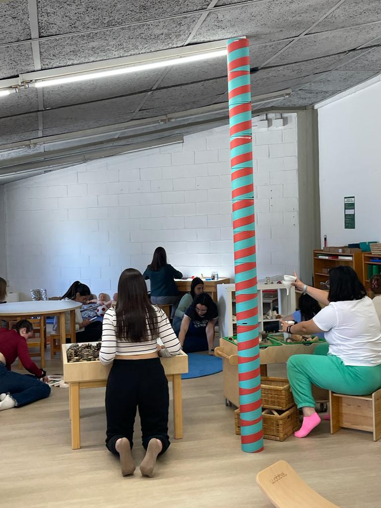 EducacioUAB's tweet photo. 🧩Aquesta setmana hem inaugurat el laboratori d’infantil, una estança simulada, estudiants d’Educació Infantil han fet classe vivencial, s’han intercanviat els rols de joc i experimentació, amb el de mestra, per observar i documentar per fer-se retroalimentació sobre el joc. https://t.co/12p2jBBDmr