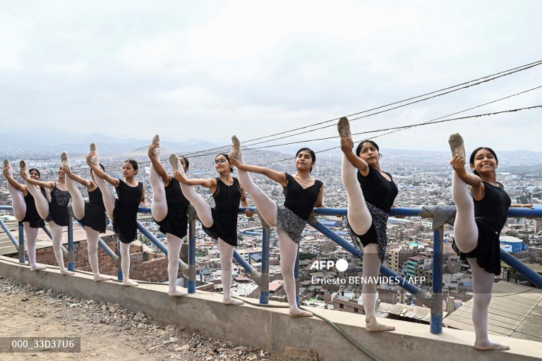 AFPphoto's tweet photo. #Peru - At a ballet in Lima shantytown, dancers - and self-esteem - soar  #AFP 
📸 @EBENAVIDESD https://t.co/zkoOBKCK1o