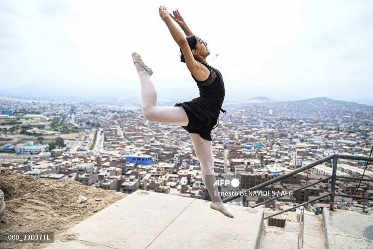AFPphoto's tweet photo. #Peru - At a ballet in Lima shantytown, dancers - and self-esteem - soar  #AFP 
📸 @EBENAVIDESD https://t.co/zkoOBKCK1o