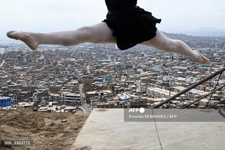 AFPphoto's tweet photo. #Peru - At a ballet in Lima shantytown, dancers - and self-esteem - soar  #AFP 
📸 @EBENAVIDESD https://t.co/zkoOBKCK1o
