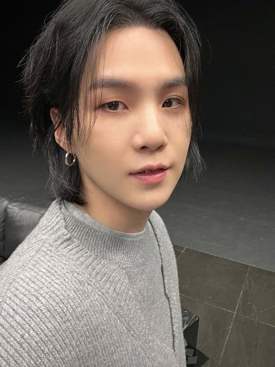 yoonkoous's tweet photo. HE LOOKS SO GOOD https://t.co/8ZmW71vG56