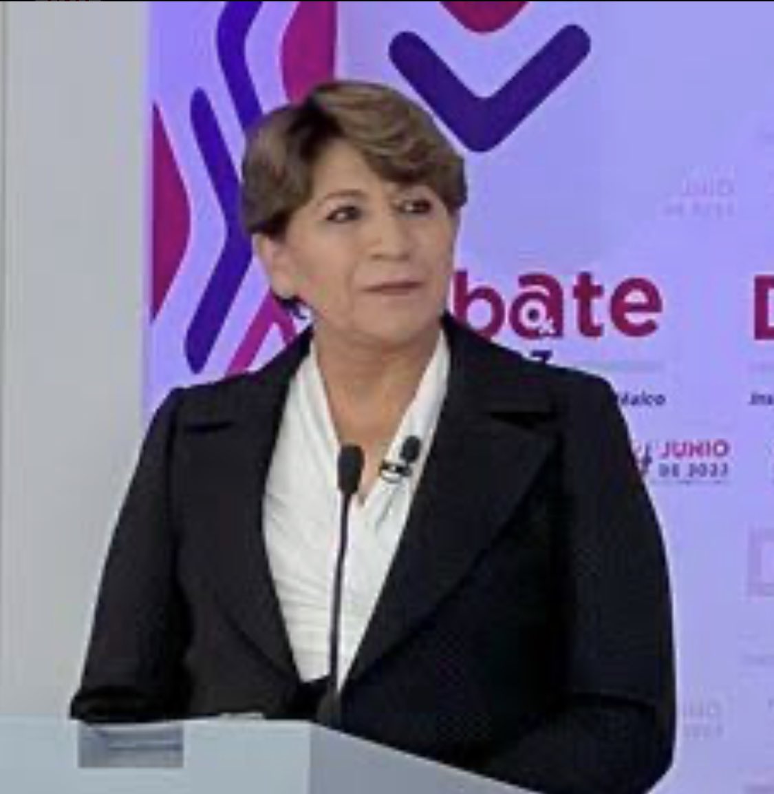 OscarAthie's tweet photo. Lo que vi fue a una señora que iba al pan y la desviaron al debate. Debo decir que acompañé al pan a mi mamá infinidad de veces. 

Por otro lado vi a una joven y sensata política. 

Delfina en modo clon de AMLO. 
Alejandra con personalidad, clase y amplias propuestas. https://t.co/jFHacjESiG