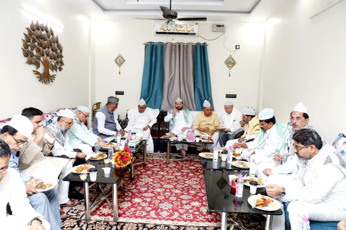 yadavtejashwi's tweet photo. कल बिहार राज्य सुन्नी वक्फ बोर्ड द्वारा आयोजित दावत-ए-इफ्तार में शरीक होकर देश-प्रदेश में अमन, चैन, उन्नति और भाईचारे की दुआ की। https://t.co/bWLvqZVX0s