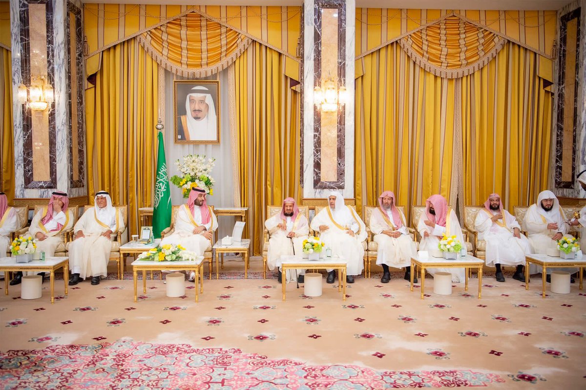SaudiNews50's tweet photo. عاجل:

ولي العهد يستقبل أصحاب السمو الأمراء وأصحاب الفضيلة العلماء والمشايخ والمعالي، وكبار المسؤولين من مدنيين وعسكريين، الذين قدّموا التهنئة لسموه بعيد الفطر السعيد.

- https://t.co/Pi9hCWiNl1