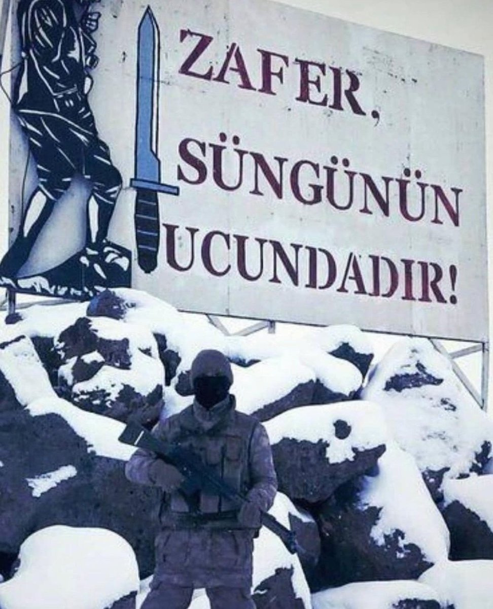 Süngüler parlasın ufkun üstünde
Yer ateş, gök ateş şanlı piyade