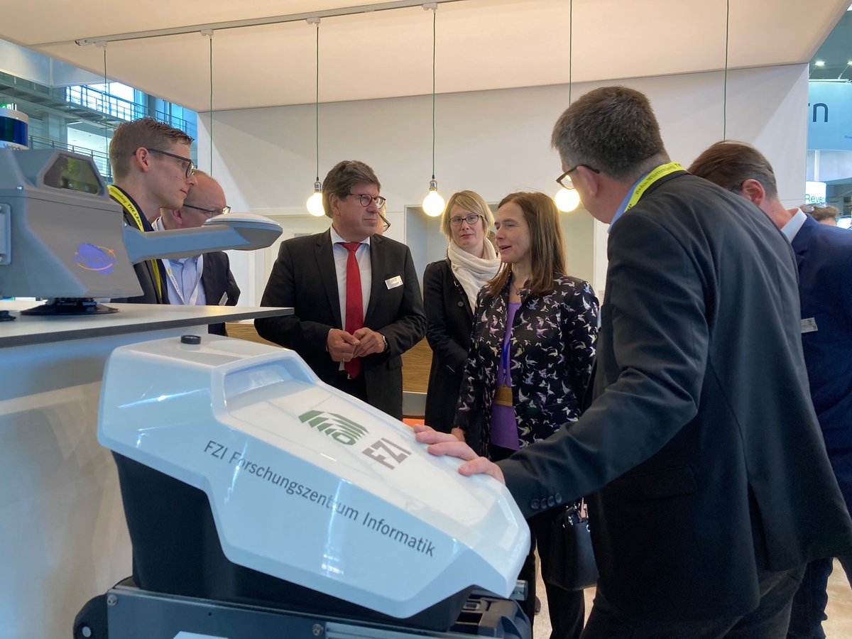 FZI_official's tweet photo. Welche Aufgaben können #Laufroboter in der Industrie erfüllen? Wie kann #Verkehrsinfrastruktur leichter #digitalisiert werden? Eindrücke dazu konnte sich Stellvertr. EU-Generaldirektorin @MaiveRute bei einem Besuch auf unserem Stand (H2, A46) der #hm23 @hannover_Messe machen. https://t.co/ebjMDLoFll