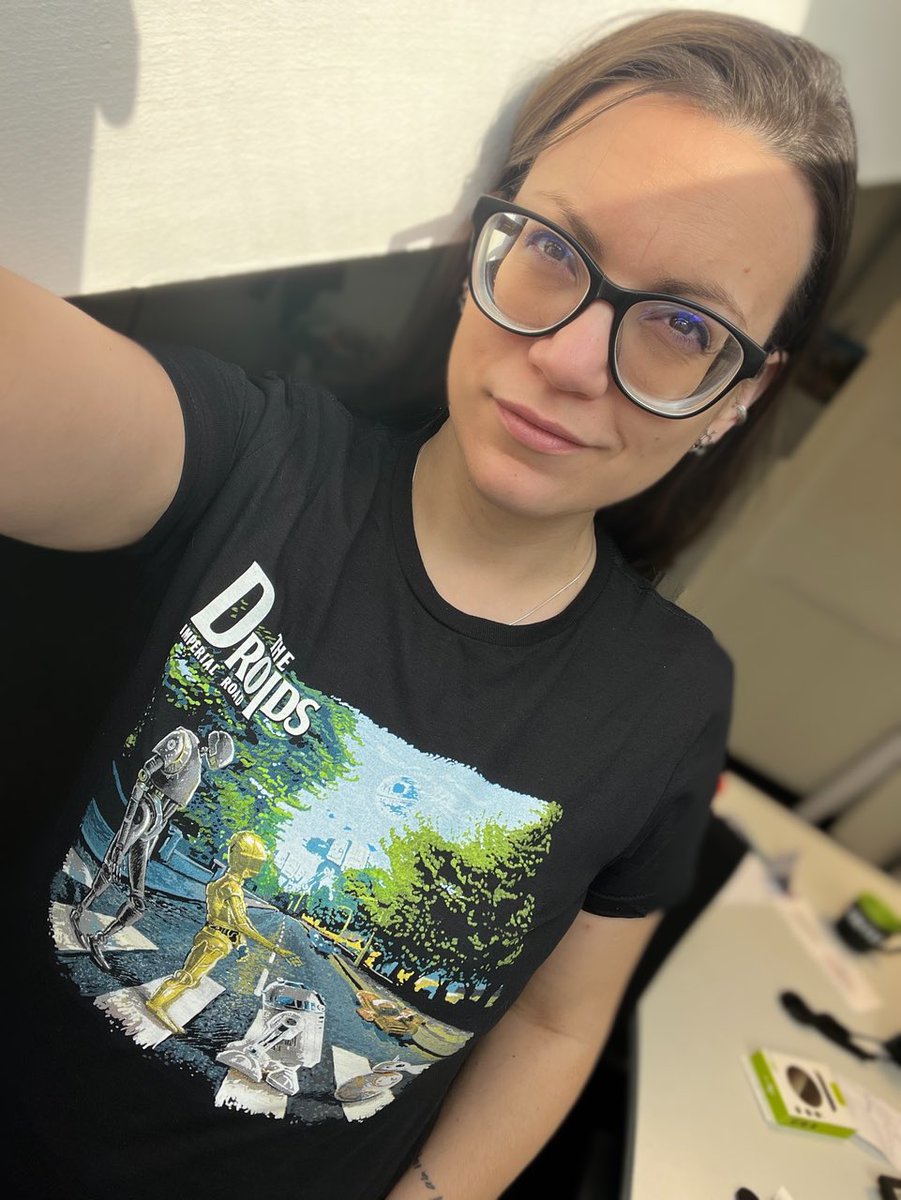 It’s Friday, I‘m in love.

#bandshirtfriday