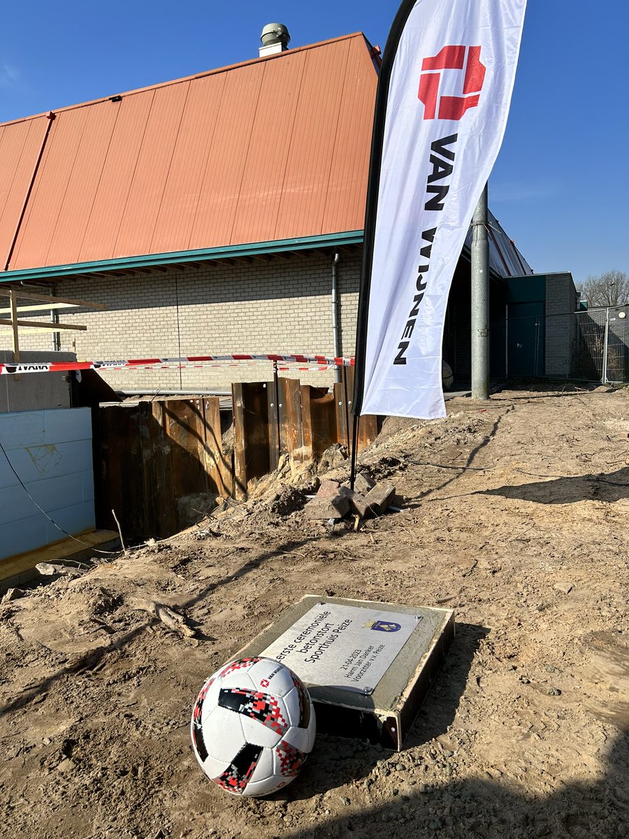 We zijn de grond uit. Dat moet gevierd worden. Samen met de voorzitter van <a href="/vvpeize/">VVPeize</a> de ceremoniële handeling mogen doen van dit mooi project in Peize! <a href="/VanWijnenGroep/">Van Wijnen</a>