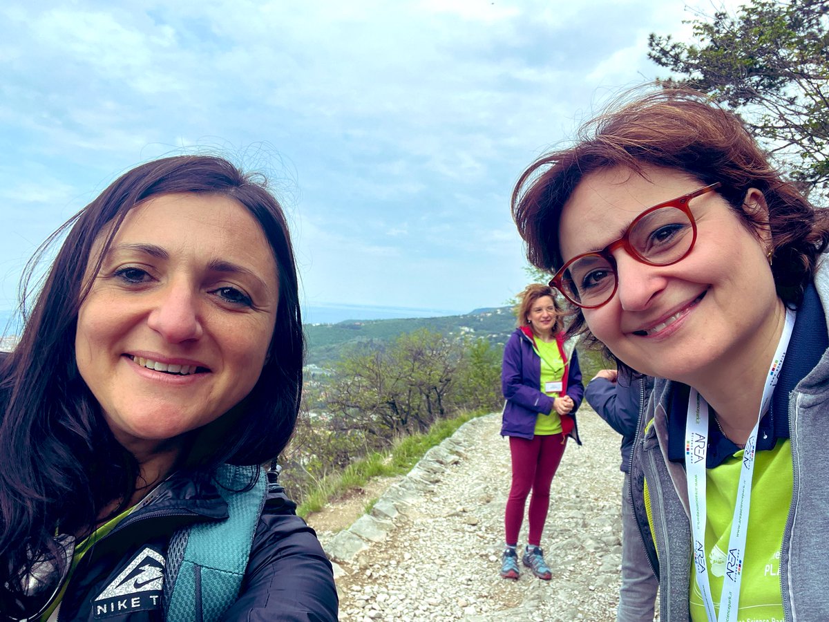 Noi oggi siamo in cammino dal Carso triestino al mare in occasione della #GiornatadellaTerra per parlare di #clima e #ricerca con 70 ricercatori e addetti alla ricerca di <a href="/AreaSciencePark/">Area Science Park</a> <a href="/OGS_IT/">OGS</a> <a href="/UniTwitTS/">Divulgazione UniTS</a> <a href="/UniTrieste/">Università di Trieste</a> <a href="/CNRsocial_/">CNR Consiglio Nazionale delle Ricerche</a> 

Con noi c’è anche @sarazamba