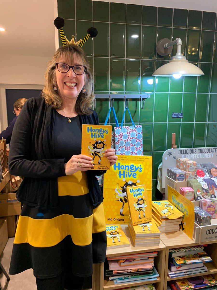 How lucky am I to have an editor who shows up for my Honey’s Hive bee 🐝 book launch in a full beekeeper suit?! We were metaphorically recreating our editor/ author relationship. Thx so much Charlie and the whole brilliant @AndersenPress team!!! @gemma_cooper @CWISL @csoundar