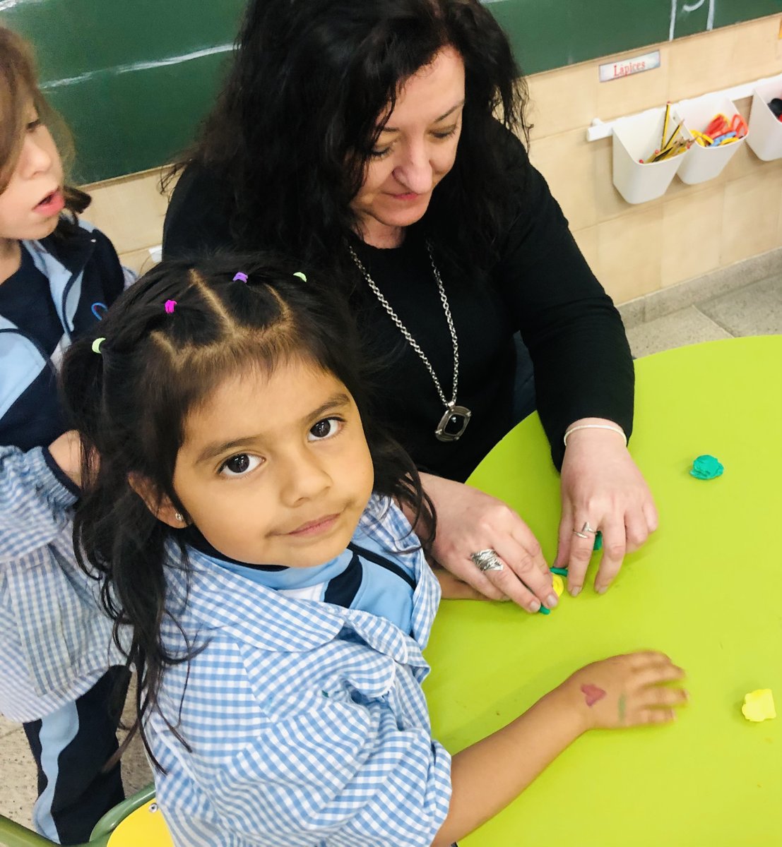 amordediossala's tweet photo. Esta semana PYFANO ha visitado a nuestros alumnos de 2º infantil y Conchi su #pedagoga nos ha explicado👩🏫, cómo entre todos podemos hacer la vida de estos niños más fácil y feliz.😊
Gracias a Conchi y a PYFANO por vuestra labor.🙌
#PYFANO #CaracolPyafanito #ColegioAmordeDios https://t.co/pvBwCoOd1l