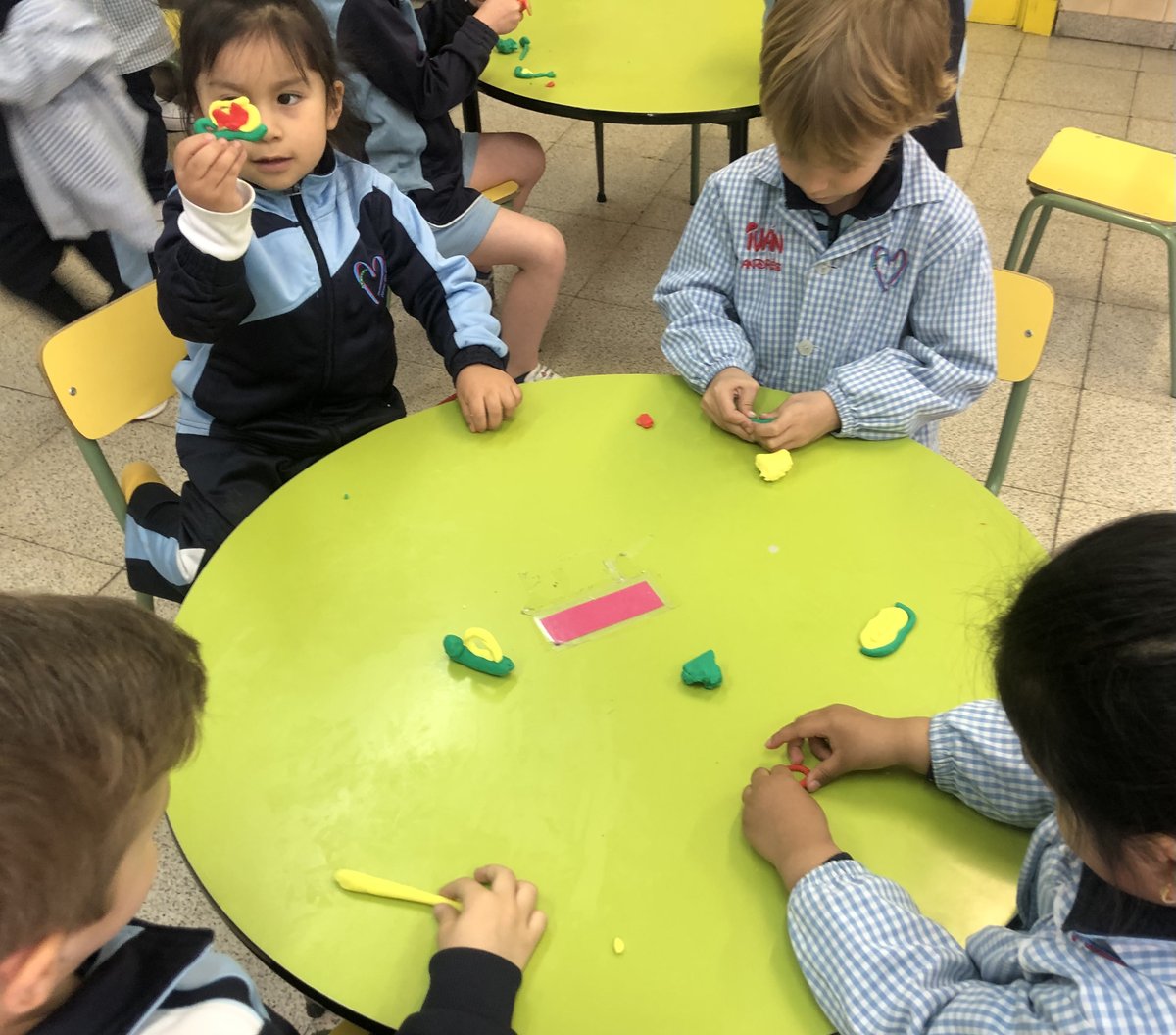 amordediossala's tweet photo. Esta semana PYFANO ha visitado a nuestros alumnos de 2º infantil y Conchi su #pedagoga nos ha explicado👩🏫, cómo entre todos podemos hacer la vida de estos niños más fácil y feliz.😊
Gracias a Conchi y a PYFANO por vuestra labor.🙌
#PYFANO #CaracolPyafanito #ColegioAmordeDios https://t.co/pvBwCoOd1l