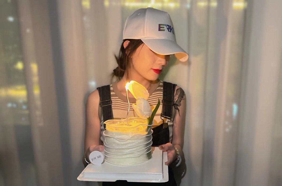 18050482wer's tweet photo. 每天都有每天的快乐 今天是生日快乐[爱心][蛋糕] https://t.co/9IGiBi7PsB