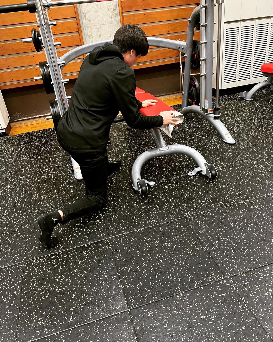 shu118a3's tweet photo. 香川は、今節でシーズンが終了となるので今日は最後の掃除の日���
カマタマーレとの合同トレーニングルーム、当たり前ではない素晴らしい環境でした。
1シーズンの感謝の気持ちを込めて、一樹と丁寧に掃除🧹
良い文化は継続させたい。
掃除中にカマタマーレの方から珈琲を頂きました！心温まります🙏 https://t.co/4IZl0eS5Cd