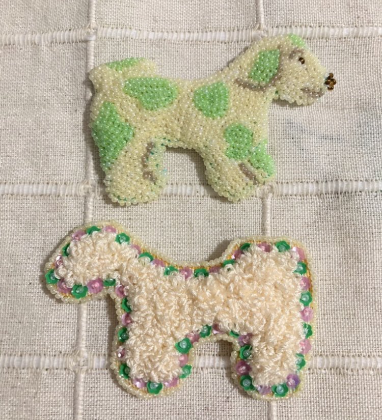 アイシングクッキーみたいな犬🍪🐶
裏と表作りました

#ビーズ刺繍　#刺繍　#embroidery #beadsembroidery
#ハンドメイド