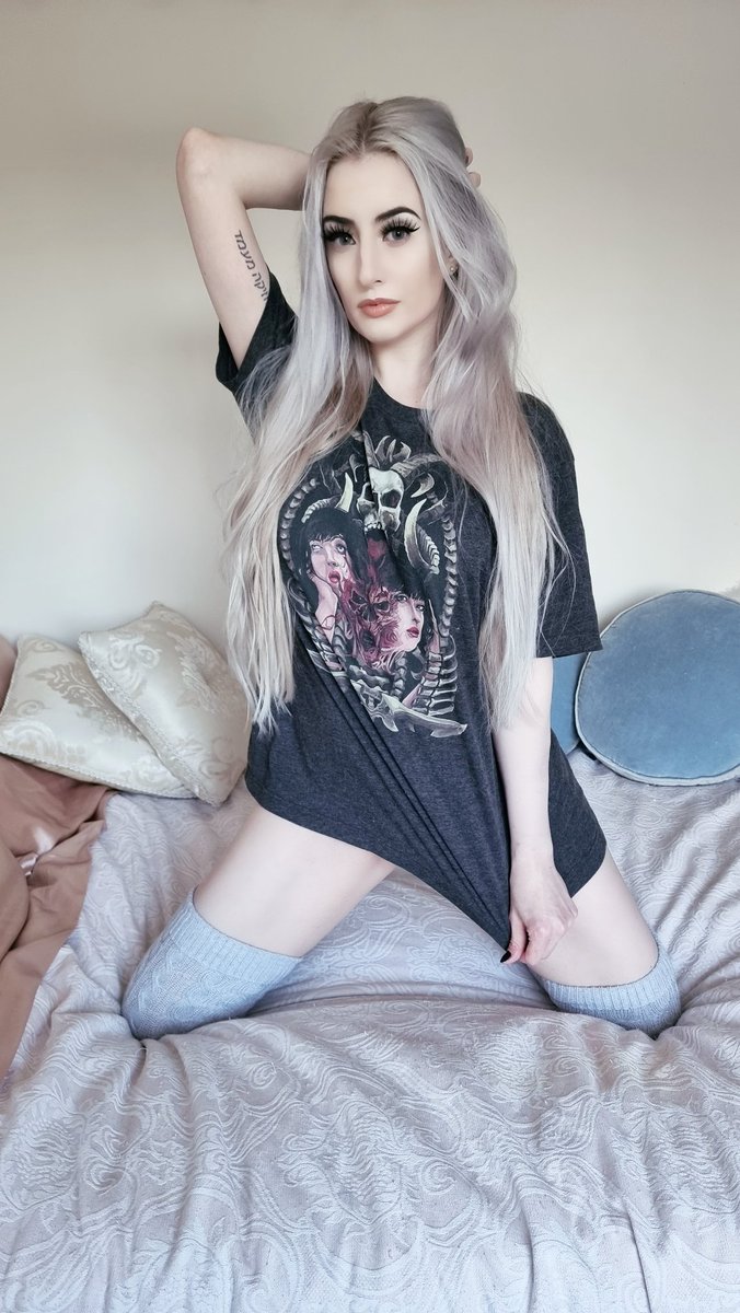 DJoocifer's tweet photo. My new favourite shirt! @JHanson_Art 

#art #artist #favourite #tshirts #model #blonde #altgirl https://t.co/ppFVeEYJ9y