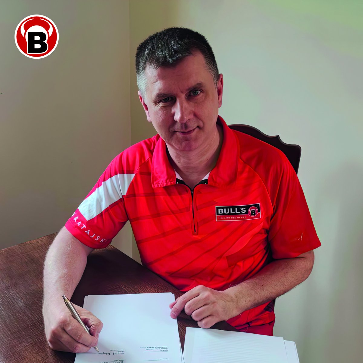 Ratajski signs long term contract. 🖋️ 🥳 
Thank you so much Krzysztof for beeing in Team BULL'S over all the years. 🇵🇱 🦅 

#BullsTeam #Darten #DartsNews  #WeLoveDarts #ThePolishEagle