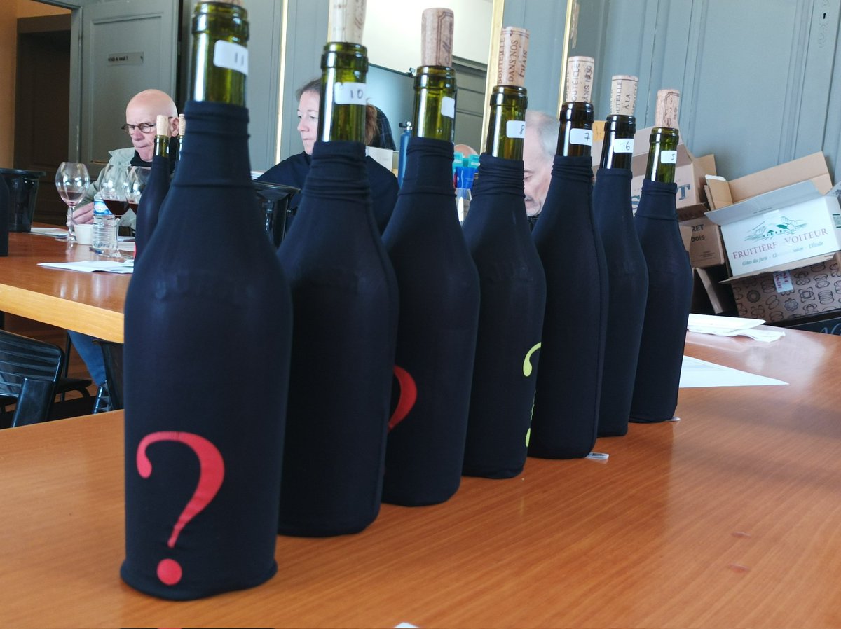 BourgogneAujou1's tweet photo. Dégustation des #vinsduJura pour un futur supplément Jura sous la houlette de @O_Badoureaux. Série de #trousseau dans le Jury B https://t.co/BXMhqm6rhj