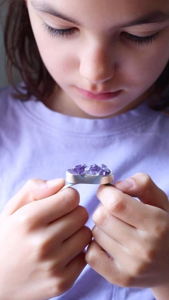 masaoms's tweet photo. T’agraden els amulets? Busques una pedra màgica per portar sempre a sobre?

L’Ametista és una pedra de protecció, crea una bombolla ultraviolada de llum protectora al voltant de les persones i els espais, i és molt útil per l’insomni i els malsons. És un… https://t.co/KszFaJAjJo https://t.co/IDf3TwGRx3