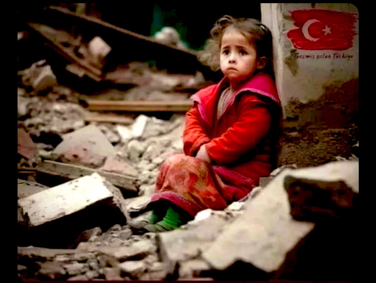 Bize Bayram…Onlara?…Sessizlik lazım bu bayram bize.Çocuklar öksüz yetim kaldı,ana babalar çocuksuz kaldı,eşler sahipsiz,yuvalar çatısız kaldı…Bu bayram onlara şeker tadında olamayacak maalesef.Anlamak ve saygı duymak lazım gösterişinizi başka baharlara saklayın #RamazanBayramı