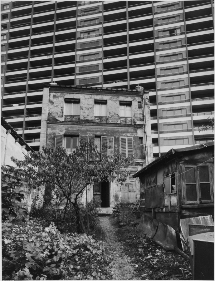 [PHOTO DU JOUR] #Photodujour
Maison au fond d'une impasse donnant sur la rue Pixerecourt. Paris (XXème arr.), vers 1967. Photographie de Léon Claude Vénézia (1941-2013).
© Léon Claude Vénézia / Roger-Viollet