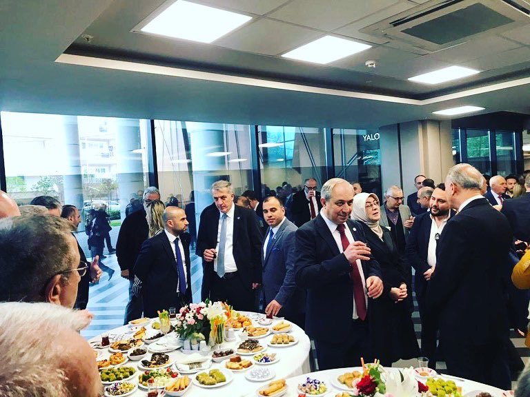 felonu's tweet photo. Yalova Valiliği’nin düzenlediği İl Protokolü’nün Bayramlaşma Töreni’ne katıldık. Hepimiz arkadaşız ve gördüğünüz gibi herkes birbiriyle vakit geçirdiği için mutlu. Sizlerde bu süreçte ne olursa olsun hiç kimseyi seçimler için kırmayın ve kırılmayın. 

Nice güzel bayramlar görelim https://t.co/NY7ZHGHVyw