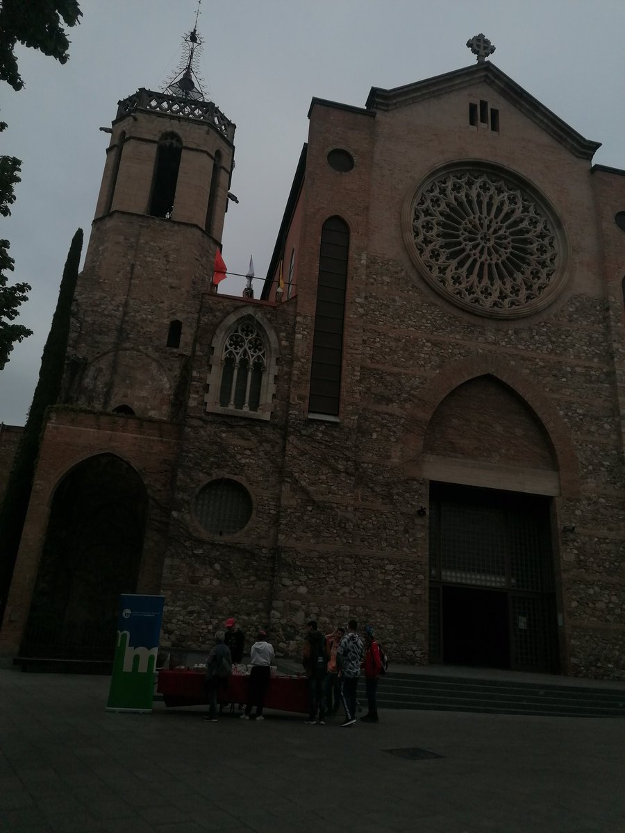 Ja estem a la plaça de l'Església
#SantJordi2023
#Somescola 🌹🐉
@granollerscultura 😍