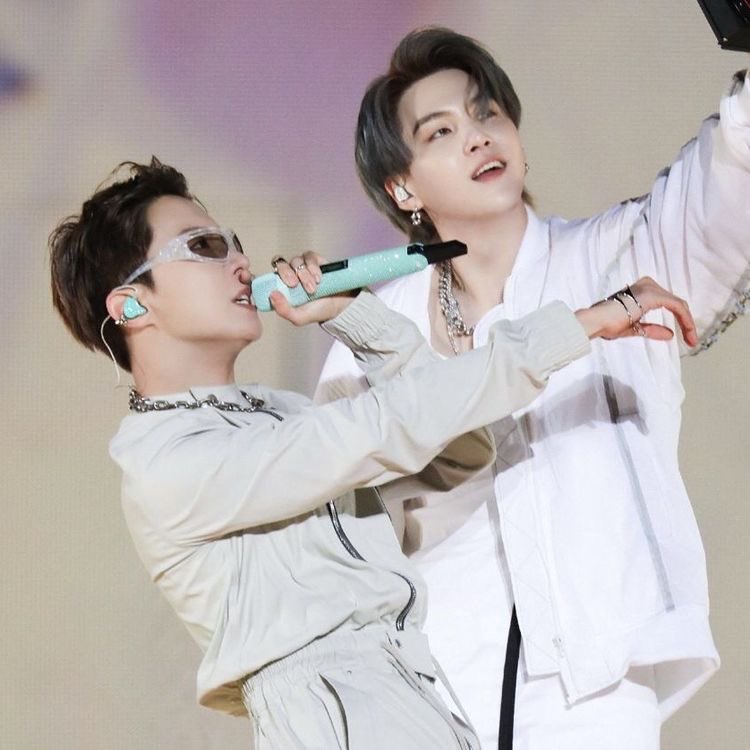 [ATUALIZAÇÃO]
A nova colaboração do J-Hope com o Agust D já se encontra disponível no Spotify 💛

Vamos apoiar tanto a música do nosso Hobi como o projeto completo do Yoongi ✨

(Spoiler: a música está incrível!!)