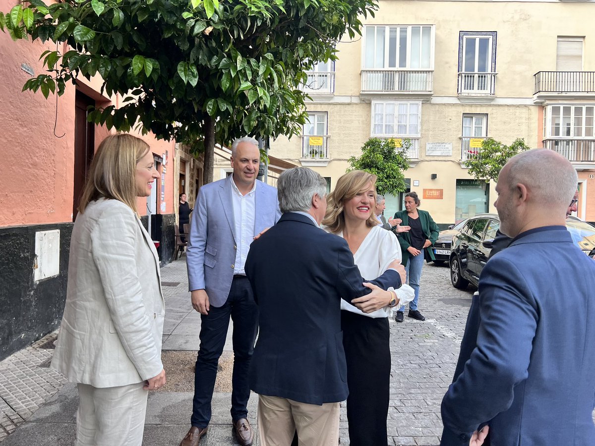 psoecadiz's tweet photo. ❤️/ Encuentro en Cádiz, recibimos a la ministra @Pilar_Alegria, dónde se reúne con distintos colectivos de la ciudad. 

❤️/ #DefiendeLoQuePiensas

🌹#Paraquelaciudadfuncione https://t.co/3tU21MmN5O