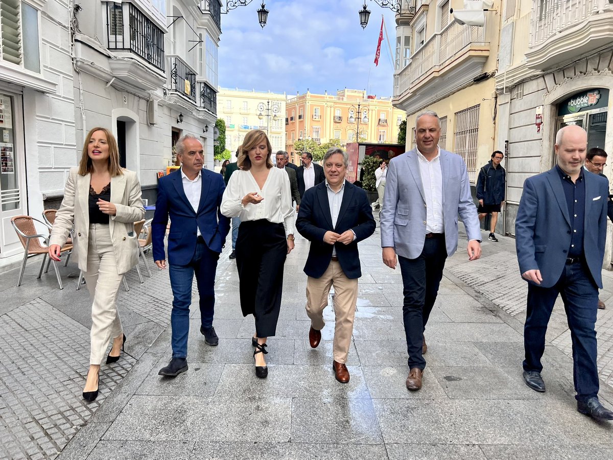 psoecadiz's tweet photo. ❤️/ Encuentro en Cádiz, recibimos a la ministra @Pilar_Alegria, dónde se reúne con distintos colectivos de la ciudad. 

❤️/ #DefiendeLoQuePiensas

🌹#Paraquelaciudadfuncione https://t.co/3tU21MmN5O