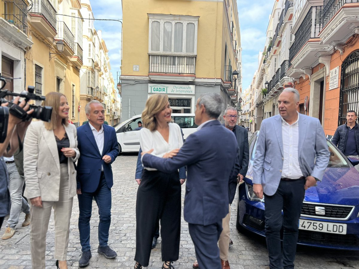 psoecadiz's tweet photo. ❤️/ Encuentro en Cádiz, recibimos a la ministra @Pilar_Alegria, dónde se reúne con distintos colectivos de la ciudad. 

❤️/ #DefiendeLoQuePiensas

🌹#Paraquelaciudadfuncione https://t.co/3tU21MmN5O