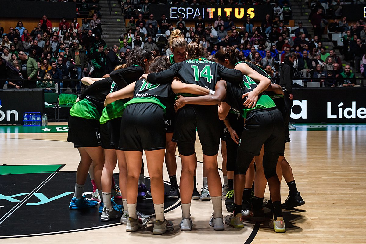 🔥 Us necessitem a l’Olímpic per continuar fent història!

Demà volem passar a la F4 d’ascens a Lliga Femenina. Defensem un +4 del partit a la pista del <a href="/basquetpaterna/">Nou Bàsquet Paterna</a> 

Força Penya!

⏰ 18:10h, Olímpic
🎟️ Entrades: bit.ly/405XRoB

#BadalonaÉsFutur