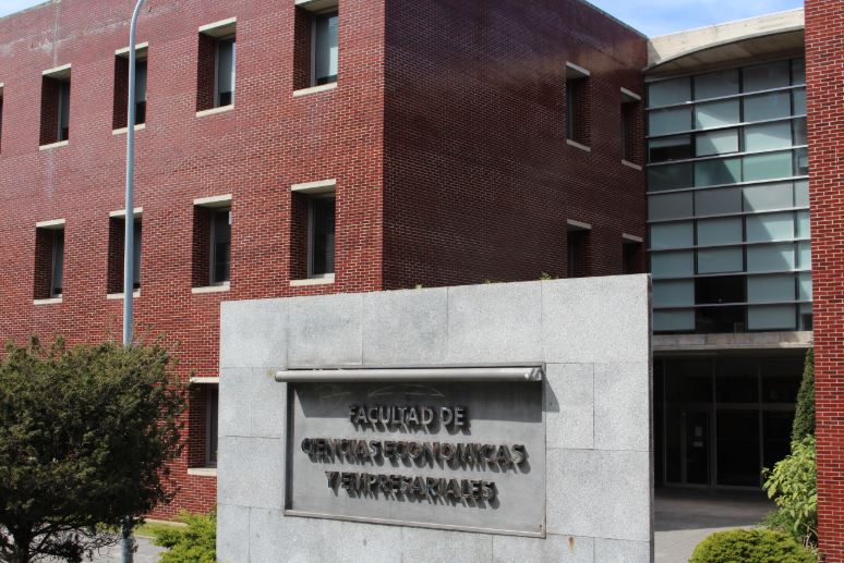 @soucanUC y Consejería de Educación celebran la Jornada Orienta-T. Para el alumnado de 3º y 4º de la ESO. 

Lugar: Viernes 5 de mayo. 
Hora: 17 horas. 
Lugar: Salón de Actos de Económicas 
<a href="/unican/">Universidad de Cantabria</a> 

Puedes venir acompañado/a
Inscripción: web.unican.es/unidades/souca…

<a href="/Estudiantes_UC/">Estudiantes Unican</a>