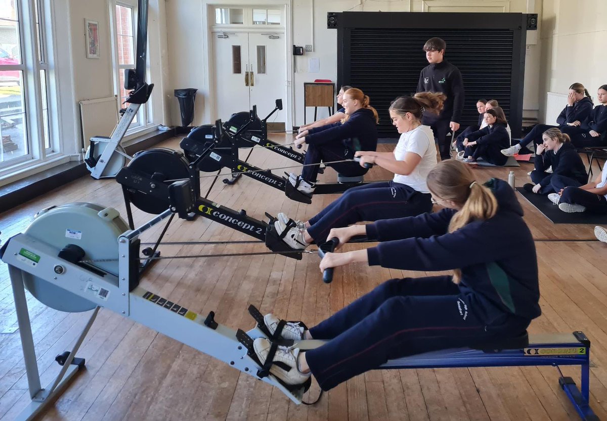 Loreto_Beaufort's tweet photo. Well done to the TY LCPE class today for taking part in their first session with @RowingIreland. Great effort and participation from all students. Already looking forward to next week! @RowingIreland
#cantseecantbe #womeninsport #girlsinsport
#getgoinggetrowing https://t.co/srw1UcWIEK