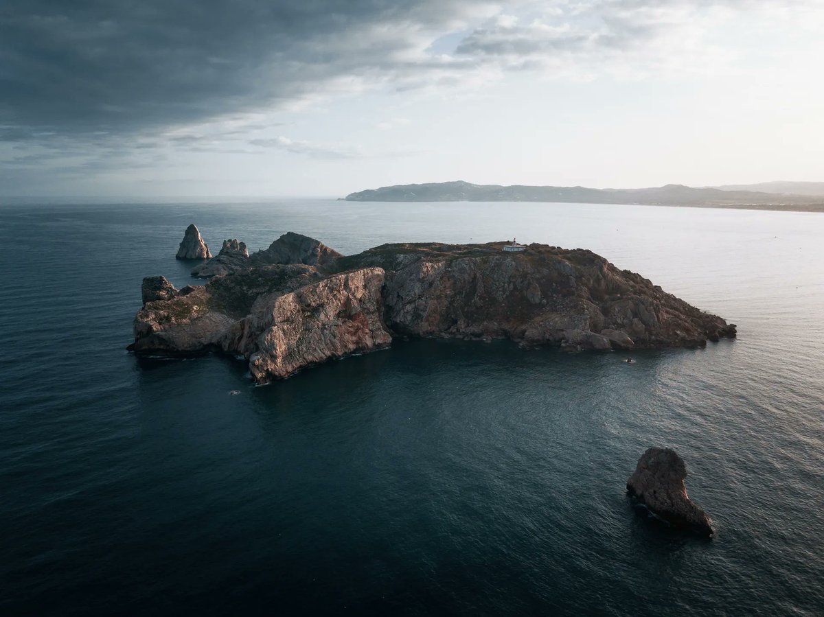 VisitEstartit's tweet photo. 20 paisajes para soñar con la #CostaBrava 🌊. Entre ellos, las Islas Medas 🤿🐟.
Via: @CondeNast 

👉https://t.co/ZB7XSd4mw1

#visitestartit #reculldepremsa https://t.co/RJzTidbYgF