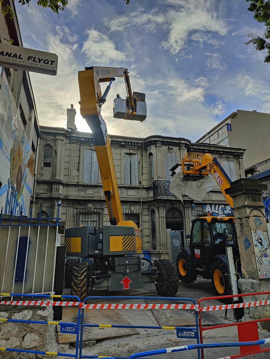DavidLaMars's tweet photo. C'est parti pour les opérations de démolition de la demeure des Moteurs Baudouin, ex siège des Ultras, avec 5 semaines de désamiantage. La halle Baudouin à gauche est sauve.
#ZacdelaCapelette #Soleam #TabulaRasa https://t.co/GcgIE2YXVV